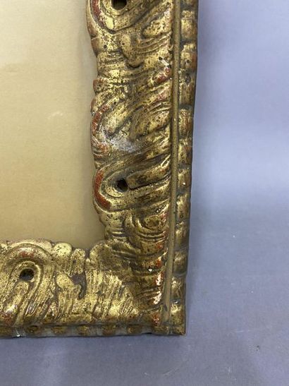 Paire de baguettes en bois sculpté et doré...
