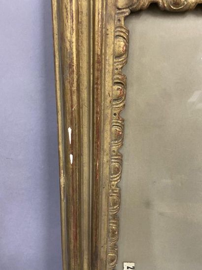 Cadre en bois sculpté et doré à décor de...