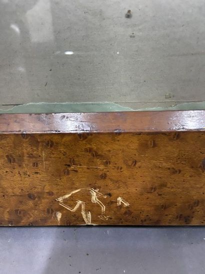 Deux baguettes en bois et placage d'essences...