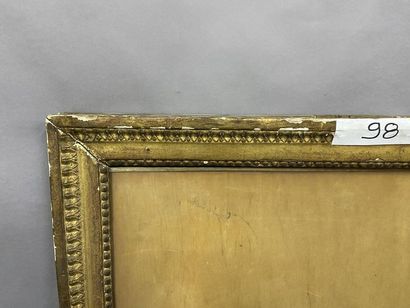 Baguette en bois sculpté et doré à décor...
