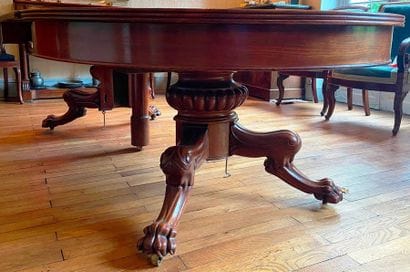 Table in mahogany and mahogany veneer, claw...