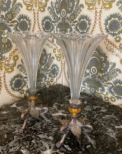 Paire de vase rhytons tripode en cristal,...