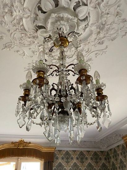 Lustre à décor de pampilles

H : 70 cm

(vendu...