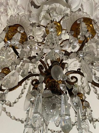 Lustre à décor de pampilles

H : 70 cm

(vendu...