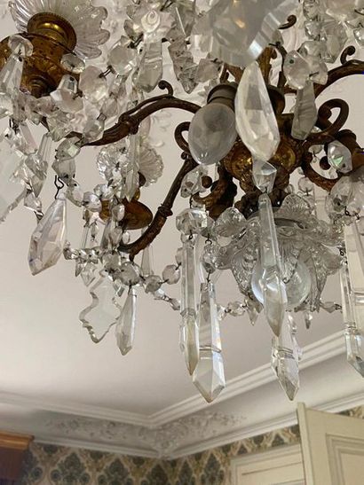 Lustre à décor de pampilles

H : 70 cm

(vendu...