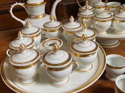 Service en porcelaine de Paris blanc et doré...