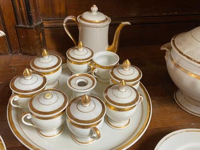 Service en porcelaine de Paris blanc et doré...