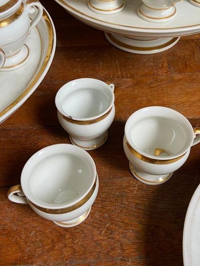 Service en porcelaine de Paris blanc et doré...