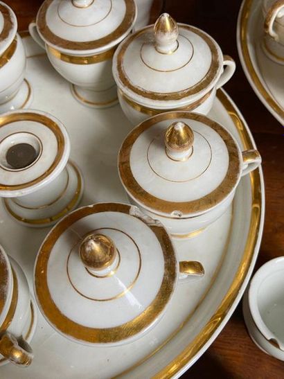 Service en porcelaine de Paris blanc et doré...