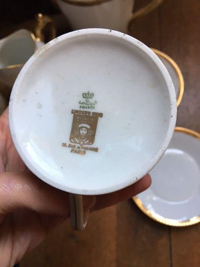 2 services en porcelaine blanc et doré, comprenant...