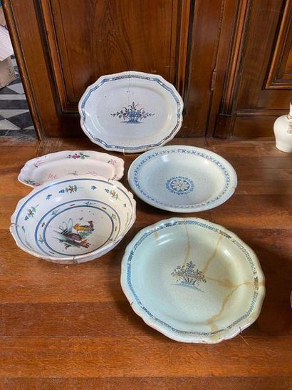 Ensemble de plats et assiettes en faïence

Ensemble...