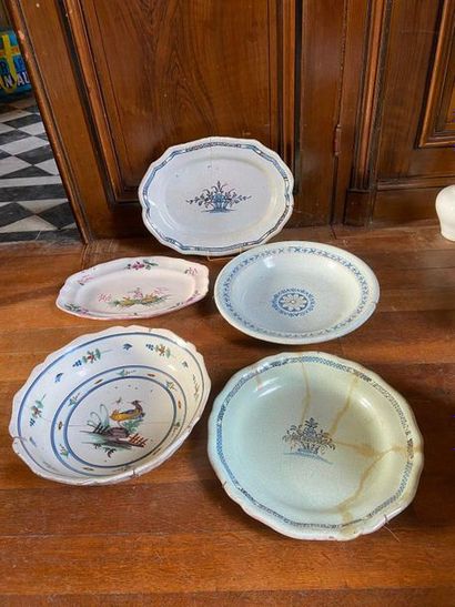 Ensemble de plats et assiettes en faïence

Ensemble...