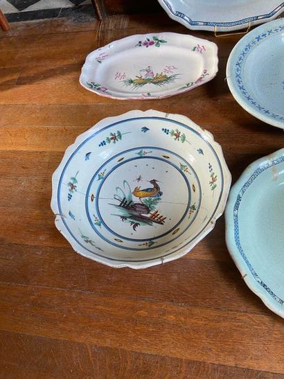 Ensemble de plats et assiettes en faïence

Ensemble...
