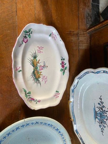 Ensemble de plats et assiettes en faïence

Ensemble...
