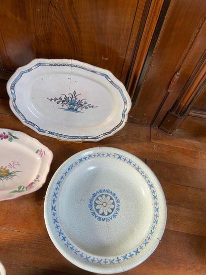 Ensemble de plats et assiettes en faïence

Ensemble...