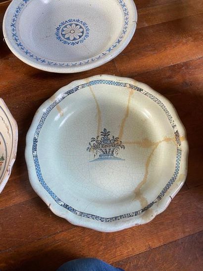 Ensemble de plats et assiettes en faïence

Ensemble...