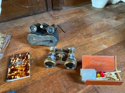 Un lot d'éventails, jumelle de théâtre, petit...