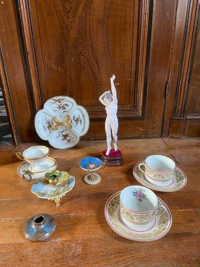 Lot de bibelots en porcelaine, un encrier,...