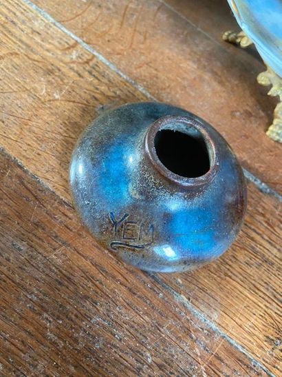 Lot de bibelots en porcelaine, un encrier,...