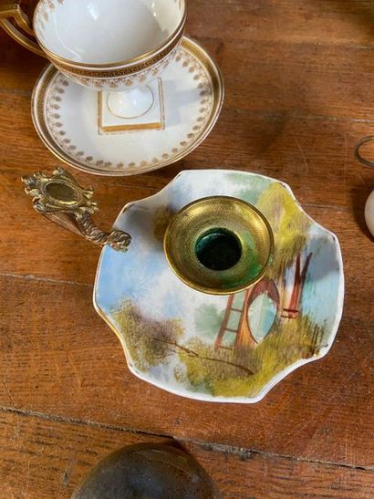 Lot de bibelots en porcelaine, un encrier,...