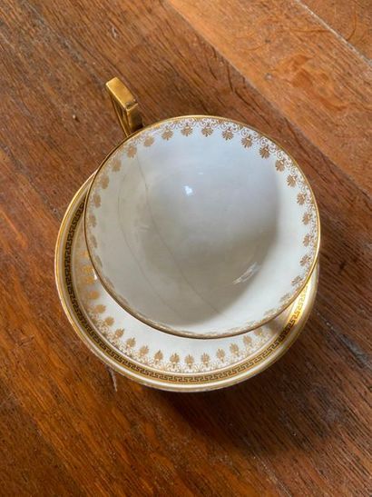 Lot de bibelots en porcelaine, un encrier,...