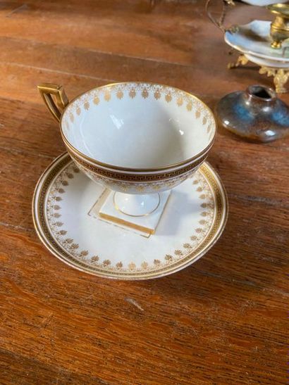 Lot de bibelots en porcelaine, un encrier,...