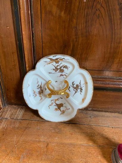 Lot de bibelots en porcelaine, un encrier,...