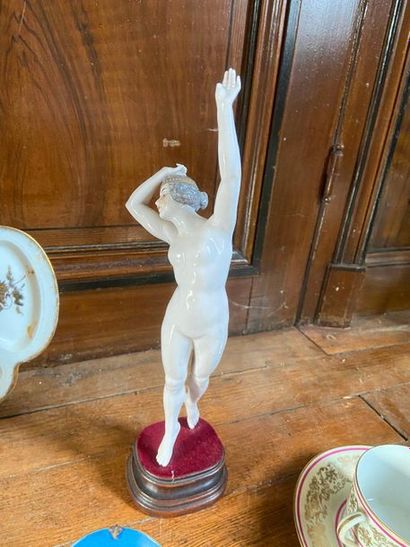 Lot de bibelots en porcelaine, un encrier,...