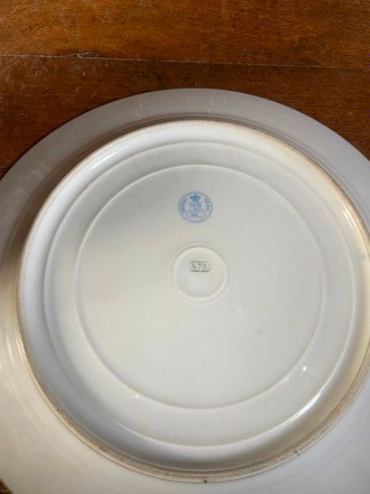 Assiette en porcelaine Sèvres daté 1846....