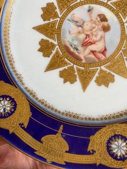 Assiette en porcelaine Sèvres daté 1846....