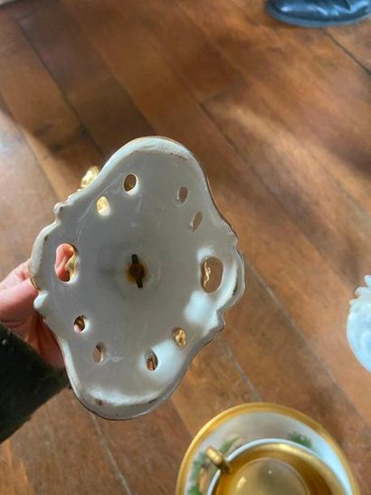 Ensemble en porcelaine de Paris comprenant...