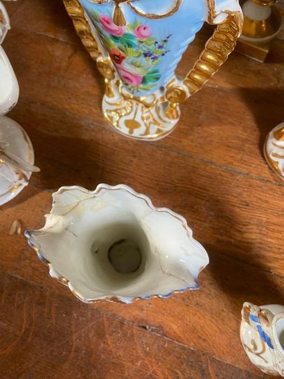 Ensemble en porcelaine de Paris comprenant...