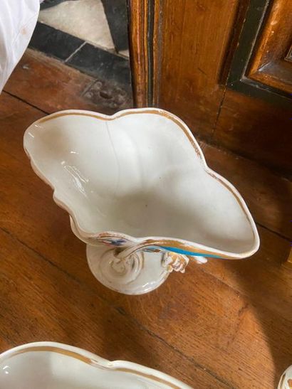Ensemble en porcelaine de Paris comprenant...