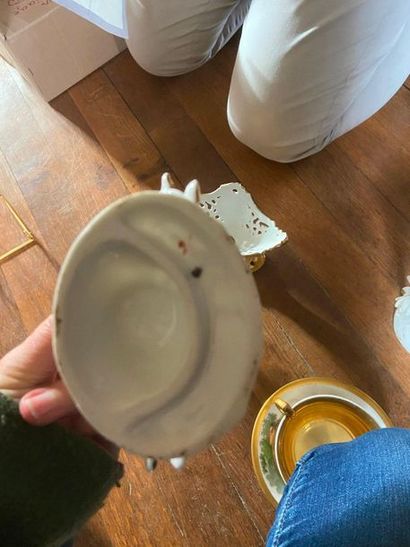 Ensemble en porcelaine de Paris comprenant...