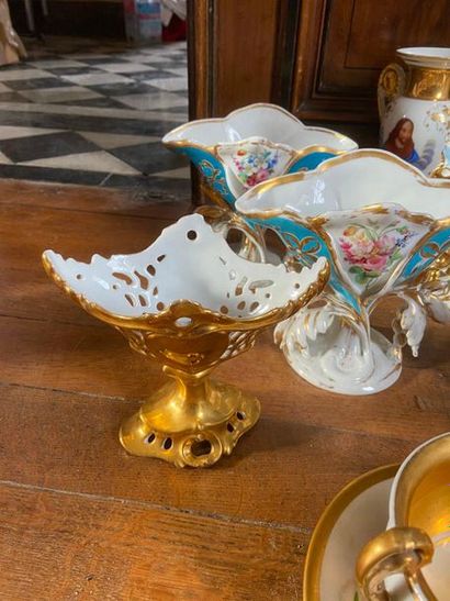 Ensemble en porcelaine de Paris comprenant...