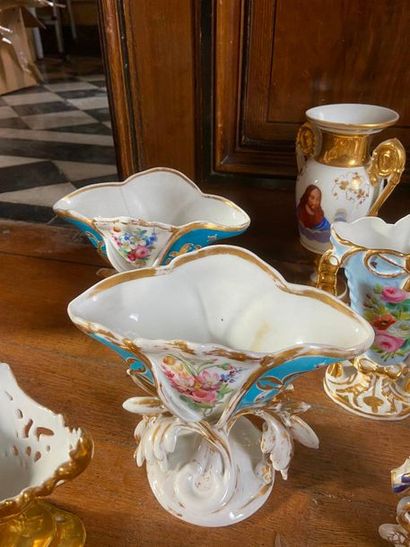 Ensemble en porcelaine de Paris comprenant...