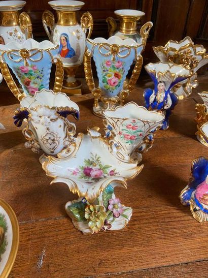 Ensemble en porcelaine de Paris comprenant...