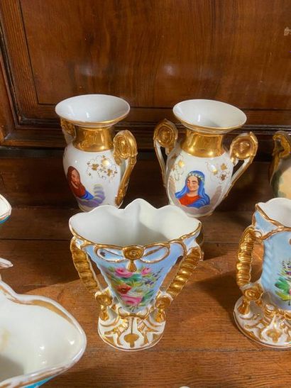 Ensemble en porcelaine de Paris comprenant...