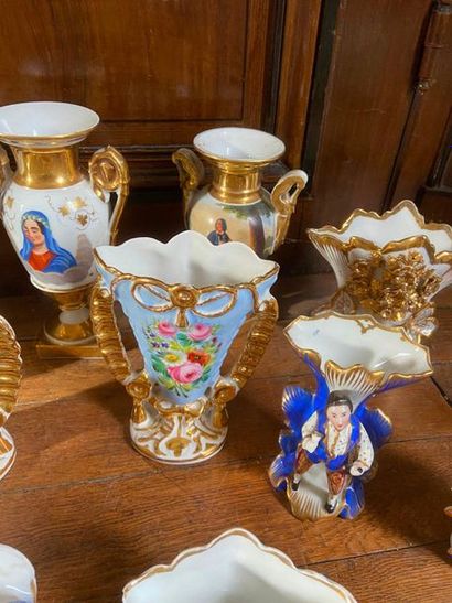 Ensemble en porcelaine de Paris comprenant...