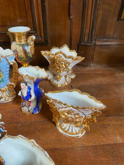 Ensemble en porcelaine de Paris comprenant...