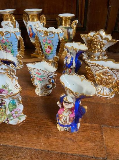 Ensemble en porcelaine de Paris comprenant...