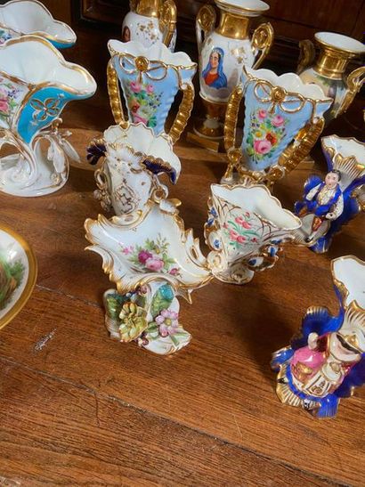 Ensemble en porcelaine de Paris comprenant...