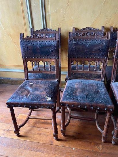 Suite de 6 chaises en bois mouluré et tourné,...
