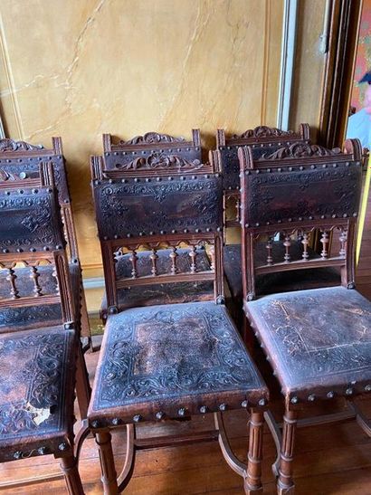 Suite de 6 chaises en bois mouluré et tourné,...