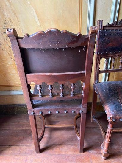 Suite de 6 chaises en bois mouluré et tourné,...