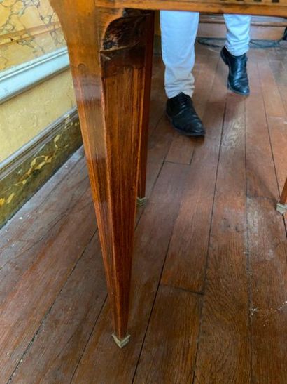 Table guéridon en bois et bois de placage,...