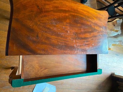Table à jeu en bois et placage de bois reposant...