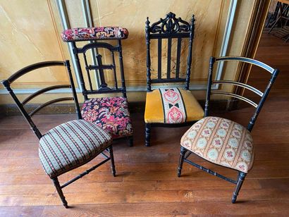 Paire de chaises en bois noirci. On y joint...