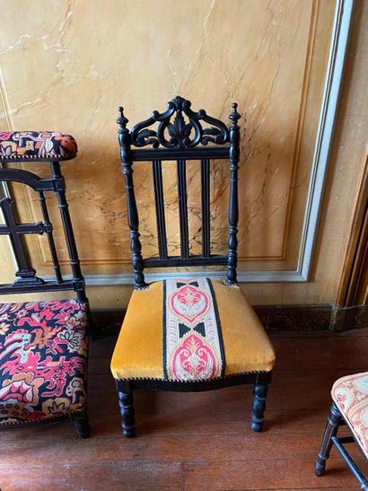 Paire de chaises en bois noirci. On y joint...