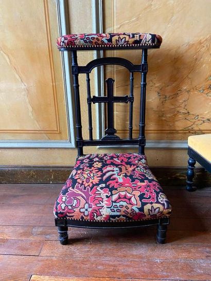 Paire de chaises en bois noirci. On y joint...